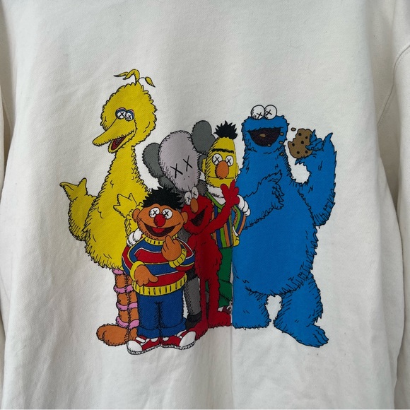 KAWS x Uniqlo x Sesame Street Crewneck - Picture 2 of 5